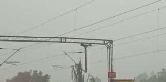 सिसवा में आंधी के साथ मूसलाधार बारिश:अचानक बदले मौसम से किसानों की चिंता बढ़ी