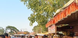 मुंडेरवा शुगरमिल चौराहे पर अतिक्रमण, राहगीर जाम से बेहाल:सड़क पर फल-सब्जी की दुकानें; प्रशासन पर कार्रवाई न करने का आरोप