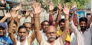 मुख्य मार्ग पर जलभराव को लेकर प्रदर्शन:गनेशपुर के तुलसीपुर में निकासी न होने से परेशानी