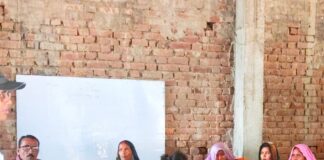 श्रीपालपुर में महिलाओं को आत्मनिर्भर बनाने पर जोर:स्वयं सहायता समूहों से जुड़ने के फायदे बताए गए