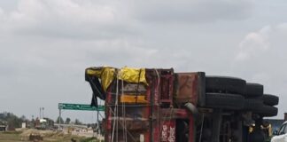 गोरखपुर-सोनौली हाईवे पर कोयले से लदा ट्रक पलटा:बड़ा हादसा टला, चालक-क्लीनर सुरक्षित