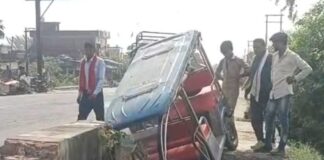 इकौना में नेशनल हाईवे पर बड़ा हादसा टला:पुलिया से लटका ई-रिक्शा, सवारियों ने कूदकर बचाई जान