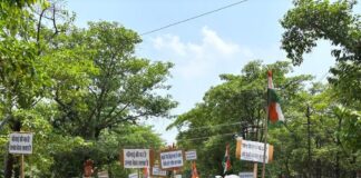 महराजगंज में पेट्रोल-डीजल की बढ़ती कीमतों पर कांग्रेस का प्रदर्शन:केंद्र सरकार के खिलाफ नारेबाजी, प्रधानमंत्री से मांगा इस्तीफा