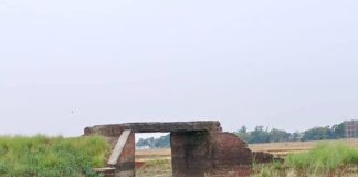 भालूकोनी जप्ती में पुल बना, संपर्क मार्ग अधूरा:ग्रामीणों को आवागमन में परेशानी, राहगीरों को इंतजार