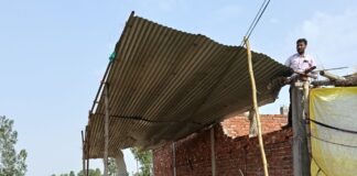 आंधी-तूफान से बस्ती के मुंडेरवा में विद्युत व्यवस्था ठप:टिनशेड हाईटेंशन लाइन पर गिरा, कई जगह तार टूटे और ट्रांसफार्मर गिरे