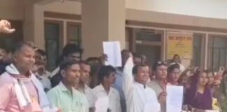 महराजगंज के बैंक में फंसी रकम के लिए प्रदर्शन:उपभोक्ताओं ने तहसील पर एसडीएम को सौंपा ज्ञापन