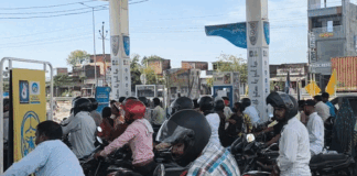 सिद्धार्थनगर में पेट्रोल-डीजल का संकट गहराया:2-4 घंटे कतार में इंतजार, कई पंपों पर नो स्टॉक के बोर्ड लगे