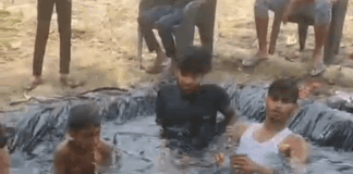 बच्चों ने गर्मी से बचने को बनाया देसी पूल, VIDEO:बस्ती में खेत में गड्ढा खोदकर पॉलिथीन बिछाई, पानी भरकर कर रहे मस्ती