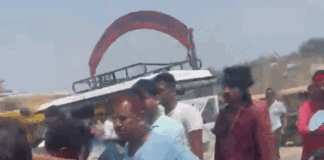 फल विक्रेता ने ग्राहक को फरसा लेकर दौड़ाया, VIDEO:बस्ती में खराब फल लौटाने पहुंचा था युवक; एसओ के साथ भी कर चुका बदसलुकी