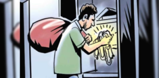 छत फांदकर घर में घुसे चोर, लाखों की नकदी और जेवर लेकर हुए फरार