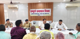 अपर पुलिस अधीक्षक द्वारा सम्पूर्ण समाधान दिवस पर तहसील खलीलाबाद पर पहुंचकर सुनी गयी जनता की समस्याएं
