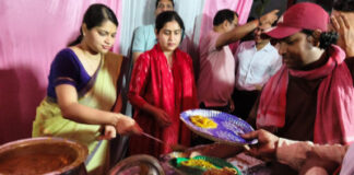 डीएम और एसपी ने भक्तों को प्रसाद वितरित कर स्वयं प्रसाद किया ग्रहण