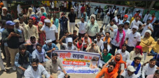 जिलाधिकारी नहीं निकले कार्यालय से – ज्ञापन देने को अड़े सैकड़ों लोग