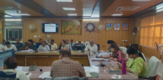 राजस्व मामलों में ढिलाई बर्दाश्त नहीं, पुराने वादों के निस्तारण को दें प्राथमिकता: डीएम