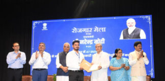 प्रधानमंत्री नरेन्द्र मोदी ने रोजगार मेले में नव नियुक्त युवाओं को नियुक्ति पत्र सौपा