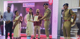 जिलाधिकारी एवं पुलिस अधीक्षक ने मेधावी छात्र-छात्राओं को किया सम्मानित