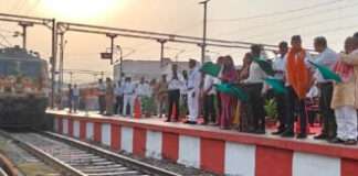 वाराणसी-लखनऊ एक्सप्रेस को राज्य मंत्री ने दिखायी हरी झंडी, रेल यात्रियो को मिली राहत