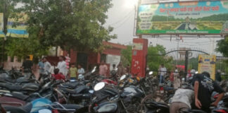 अटल पार्क के गेट पर वाहनों को खड़ा करने के लिये पार्किंग न होने से लगता है जाम