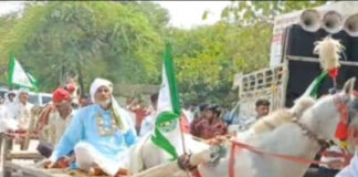 घोड़ा लगी बुग्गी में बैठकर डीएम कार्यालय पर पहुंचे किसान