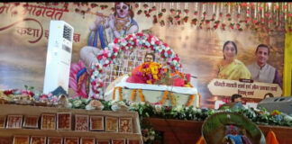एस. एच. जे. मॉर्डन स्कूल में आयोजित भागवत कथा में गोबर्धन पूजा भक्ति में डूबे श्रद्धालु