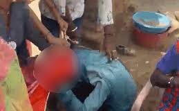 महिला ने युवक को बंधक बनाकर पीटा, जूतों की माला पहनाई, पिलाया पेशाब