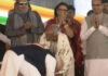 शुभेंदु के शपथ मंच पर मोदी ने छुए वरिष्ठ कार्यकर्ता के चरण,भेंट कर किया सम्मानित