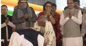 शुभेंदु के शपथ मंच पर मोदी ने छुए वरिष्ठ कार्यकर्ता के चरण,भेंट कर किया सम्मानित