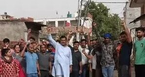 सड़क निर्माण में देरी पर भड़के लोग, सड़क पर प्रदर्शन, भ्रष्टाचारी के खिलाफ लगाये नारे