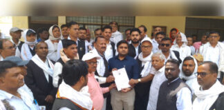 दुद्धी में अधिवक्ताओं का आक्रोश, लखनऊ लाठीचार्ज के विरोध में एसडीएम को सौंपा ज्ञापन
