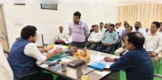 सीएम डैशबोर्ड योजनाओं की प्रगति की डीएम ने की समीक्षा