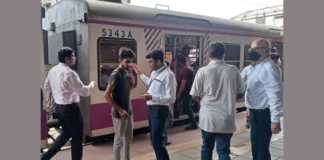 अप्रैल में मुंबई उपनगरीय नेटवर्क पर बिना टिकट यात्रियों के 1.34 लाख मामले पकड़े गए।
