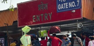ग्राउंड रिपोर्ट: 500 दो 5 मिनट में एंट्री पाओ; दिल्ली स्टेशन पर कूलियों की चांदी