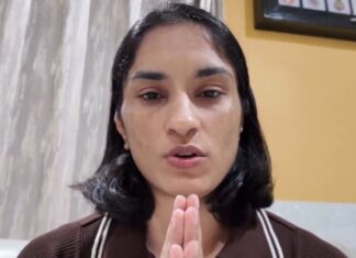 ‘संन्यास लेकर परे हो जाऊं, हार मान लूं?’ WFI की रोक पर भड़कीं विनेश फोगाट