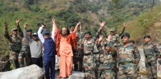 ऑपरेशन सिंदूर की प्रथम वर्षगाँठ पर स्वामी चिदानन्द ने वीर जवानों को दी श्रद्धांजलि