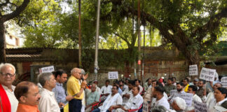 निजीकरण और उत्पीड़न के खिलाफ प्रदर्शन, कार्यवाहियां वापस न लेने पर आंदोलन की चेतावनी
