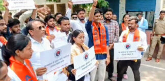 एलयू: मूल्यांकन में लापरवाही को लेकर परीक्षा नियंत्रक को सौंपा ज्ञापन