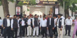 “लात-घूसों से मारूंगा, ज्यादा मत उड़ो, ठीक कर दूंगा”, अधिवक्ताओं ने एसपी-डीएम को सौंपा ज्ञापन