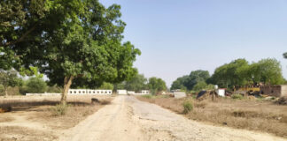 10 वर्षों में भी नहीं बन सका मार्ग, जर्जर सड़क से रोज गुजर रहे हजारों राहगीर