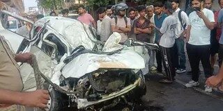 अनियंत्रित कार डिवाइडर से टकराई, शादी से लौट रहे दो युवकों की मौत ,तीन घायल