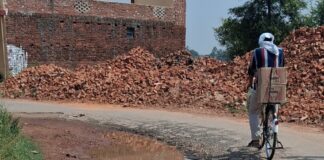 तेलौरा-मरवटिया मार्ग जर्जर, राहगीर परेशान:लोक निर्माण विभाग की सड़क पर गड्ढे, मरम्मत की मांग