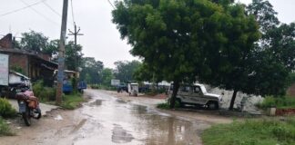 बस्ती में 1 किमी सड़क जर्जर, राहगीर परेशान:दो PMGSY सड़कों के बीच का हिस्सा अधूरा, मरम्मत का आश्वासन