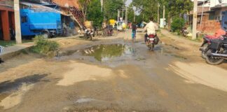 प्रधानमंत्री ग्राम सड़क योजना की सड़क बदहाल:निर्माण के 6 माह बाद ही गड्ढे, जलभराव से बढ़ी मुश्किलें