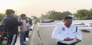 मानकनगर पुल पर बड़ा हादसा टला: नगर निगम डम्पर की टक्कर से पलटी बोलेरो, 7 लोगों की जान बाल-बाल बची