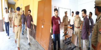 पुलिस भर्ती परीक्षा के दूसरे दिन परीक्षा केन्द्र पहॅुच कर डीएम-एसपी ने लिया व्यवस्थाओं का जायजा