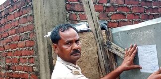 पाक्सो एक्ट के फरार आरोपियों के घर नोटिस चस्पा:नवाबगंज पुलिस ने की कार्रवाई, हाजिर न होने पर होगी कुर्की