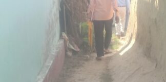खम्भारा में कच्चा रास्ता कीचड़मय:बारिश में कीचड़ से भर जाता है, आवागमन में भारी दिक्कत