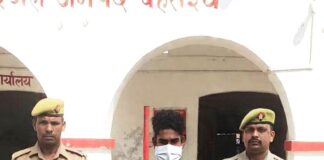 बहराइच में पेट्रोल चोरी करते युवक पकड़ा गया:घर के बाहर खड़ी बाइक से निकाला, न्यायालय में पेश किया