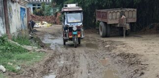 खेसरहा में जर्जर सड़क पर जलभराव:राहगीरों को आवागमन में परेशानी, दुर्घटना का खतरा बढ़ा