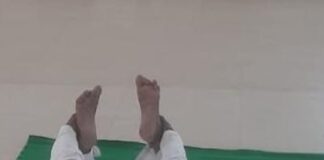 राजकीय इंटर कॉलेज में योगाभ्यास, बारिश के बावजूद साधक जुटे:बस्ती में 21 जून को हरि मैरेज हॉल में होगा मुख्य योग दिवस समारोह