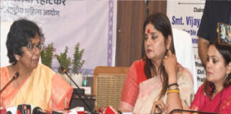 जनसुनवाई के बीच गुल हुई बिजली, मोबाइल टॉर्च की रोशनी में सुनी गईं महिलाओं की फरियादें